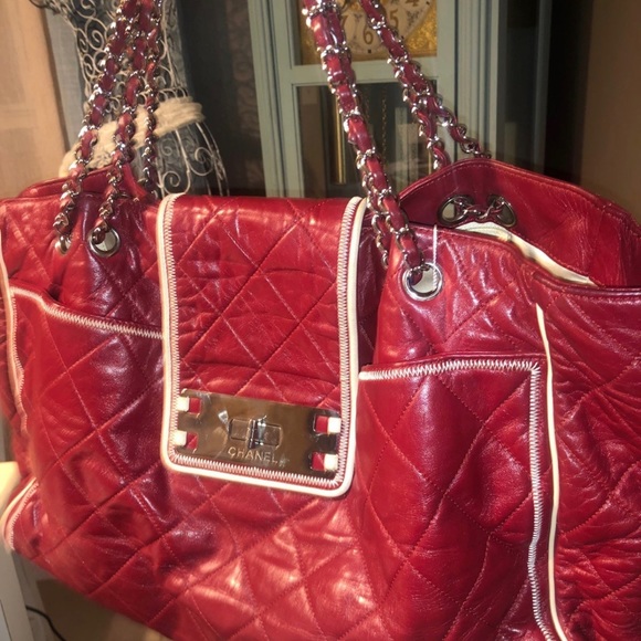 Very large East West Chanel red handbag. Great preowned condition. - Picture 3 of 13
